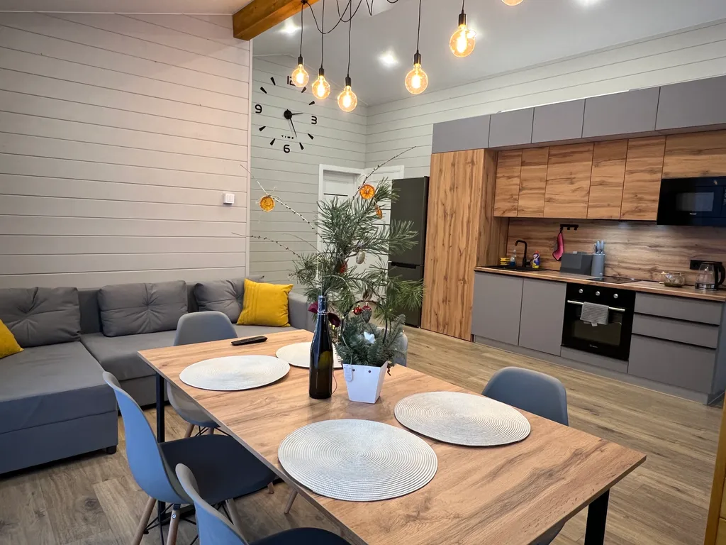 Дом с панорамными окнами в лес