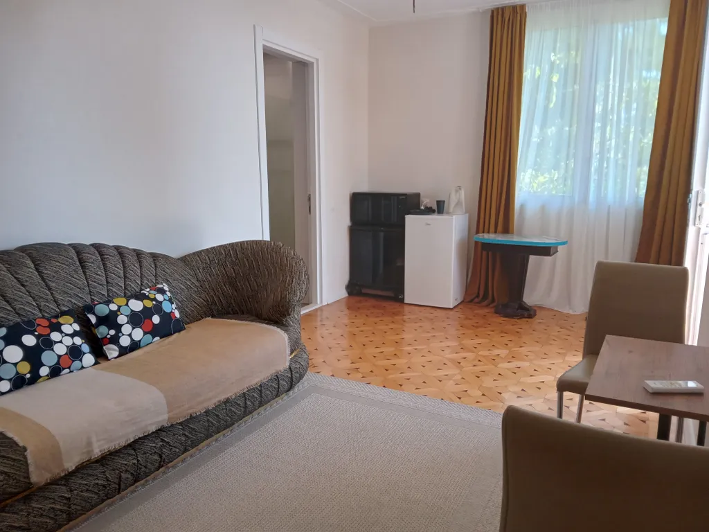 Коттедж Флигель с балконом в саду — аренда посуточно в Кутаиси