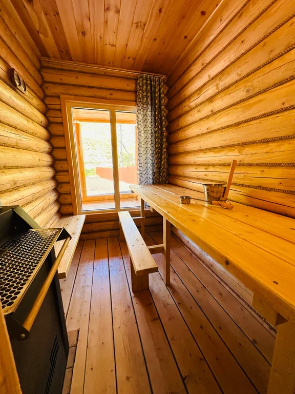 Усадьба Сова на берегу реки в горах Алтая