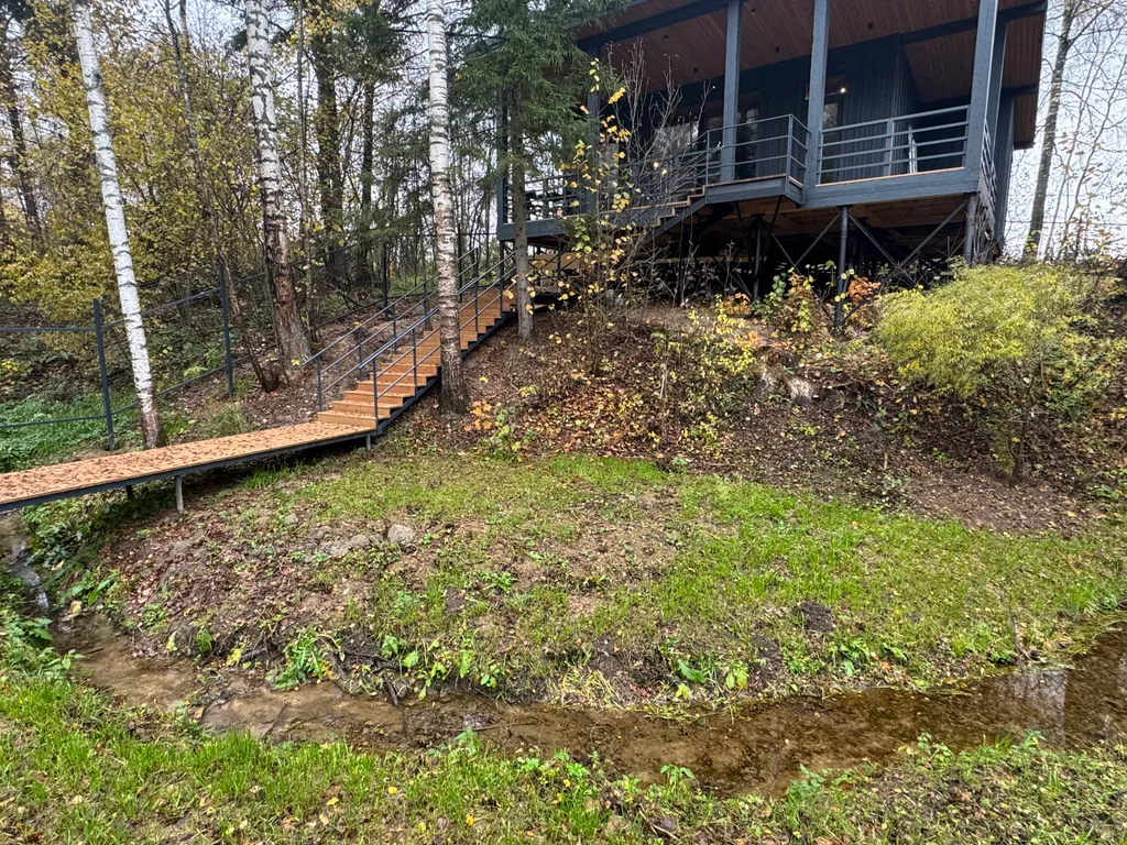 Дом у ручья в лесу