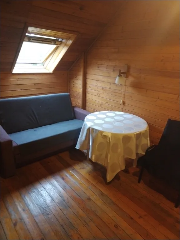 Домики в лесу на берегу реки Волге