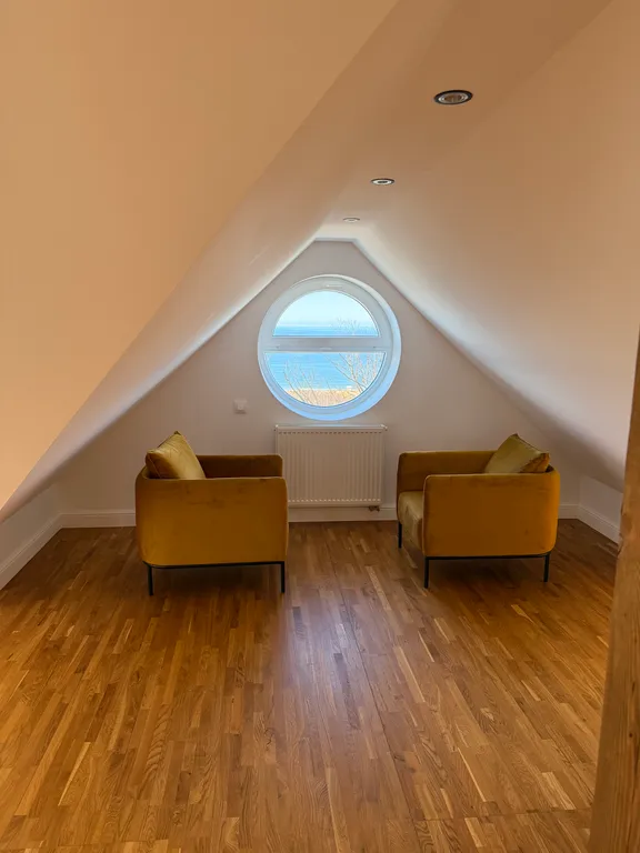 Лофт - мансарда с фронтальным видом на море