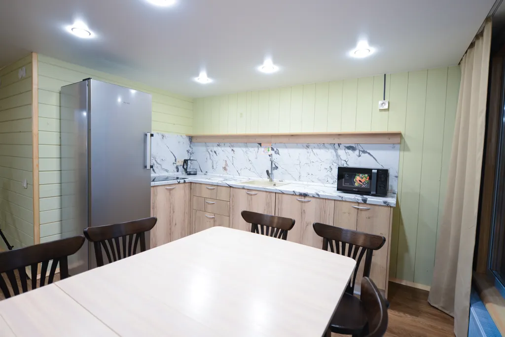 Большой коттедж на берегу из двух частей