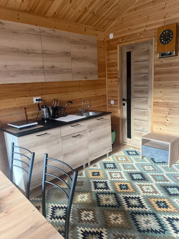 Домик в лесу с видом на горы