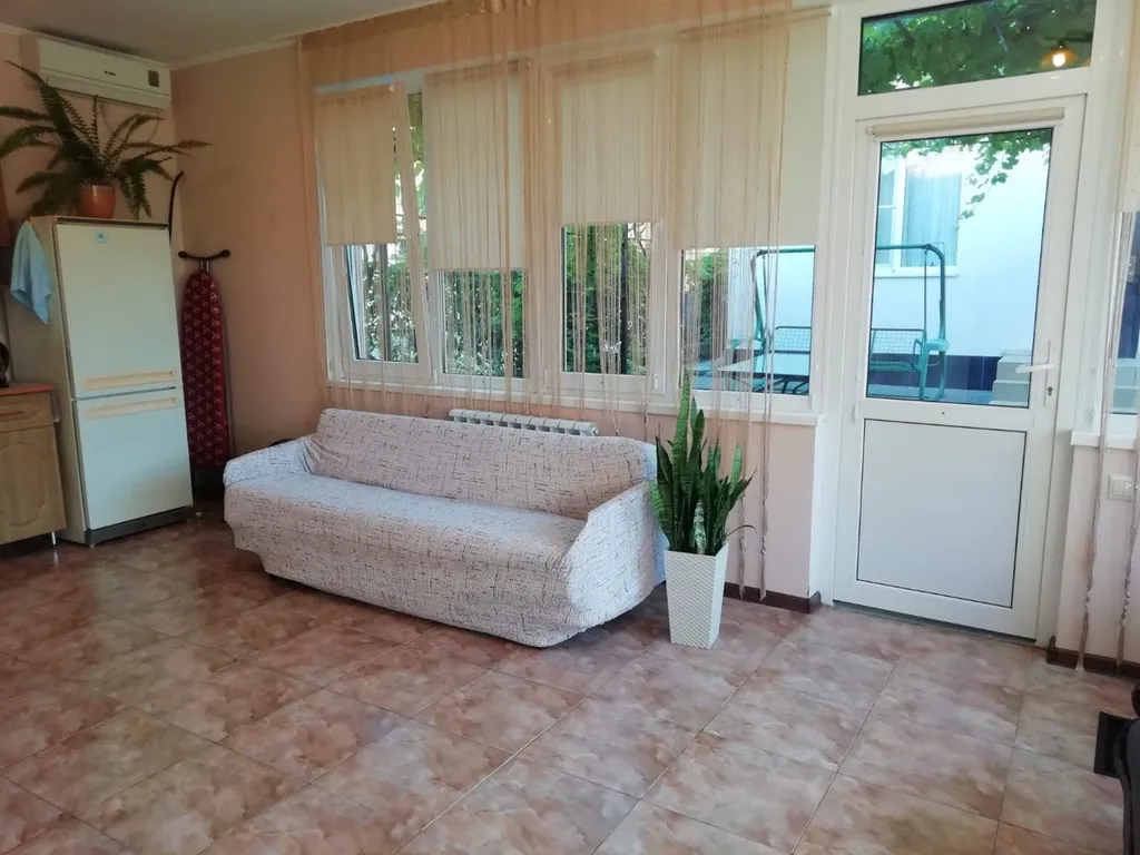 Домик с видом на сад