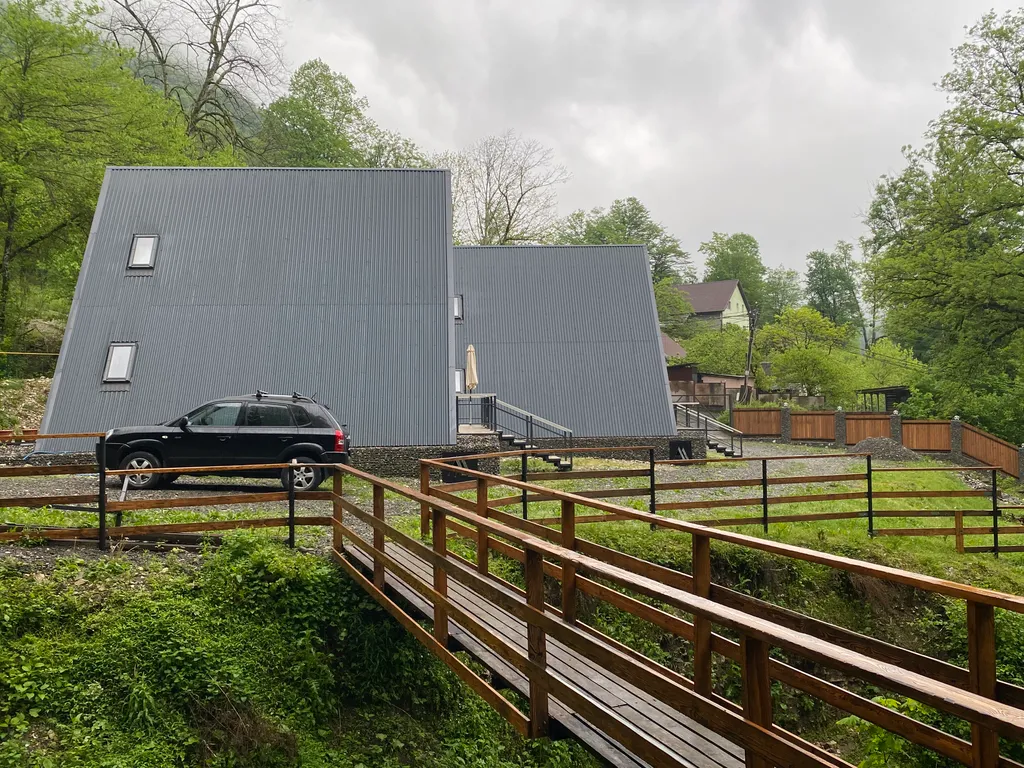 Уютный альфа домик в лесу