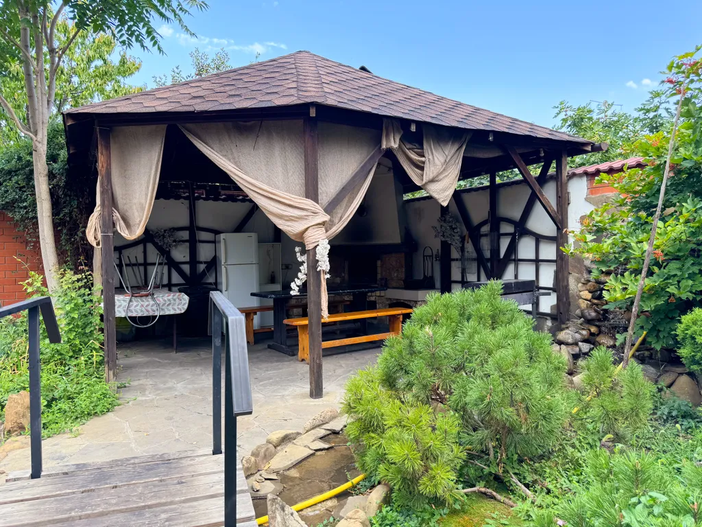 Дом с бассейном у парка Галицкого