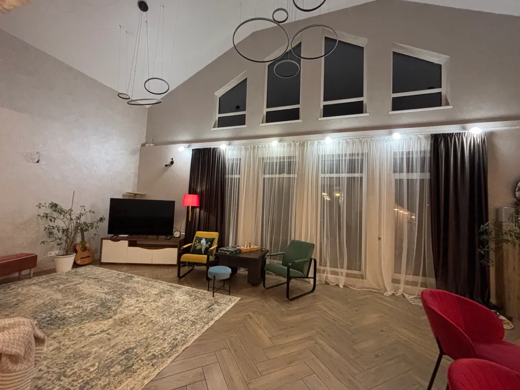 Живая ёлка! Новый дом с 4 спальнями, гостиная 80м