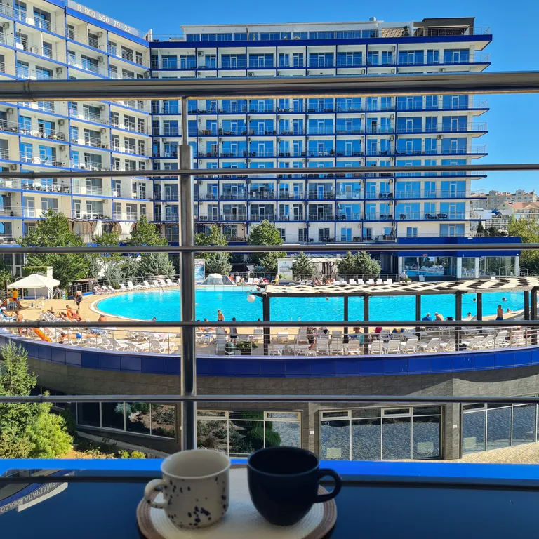 Квартира Дизайнерская квартира-студия у моря с видом на бассейн — Севастополь