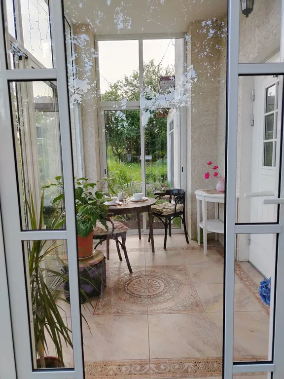 Уединенная часть дома с садом и барбекю