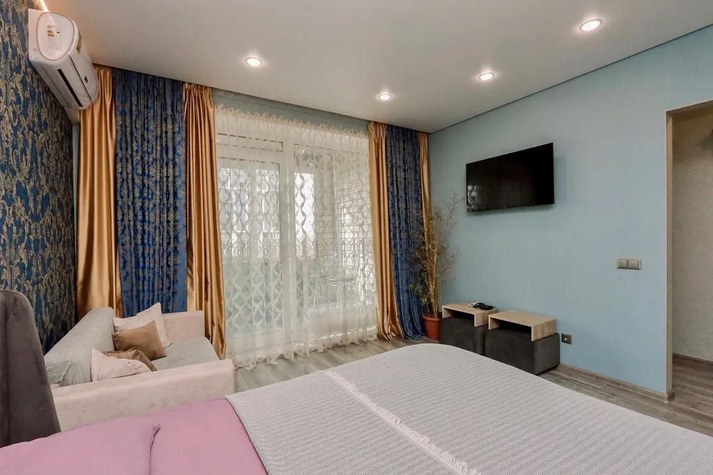 Очень прocторнaя кваpтира c бaлкoнoм