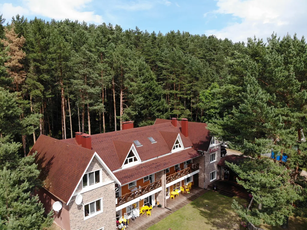 Уютный номер в гостинице сосновом лесу и на берегу озера