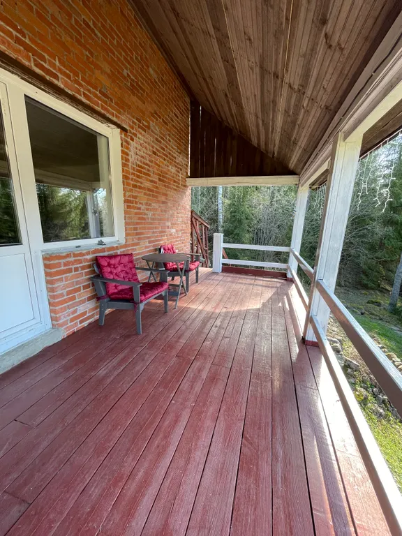 Дом в уникальном месте на берегу озера