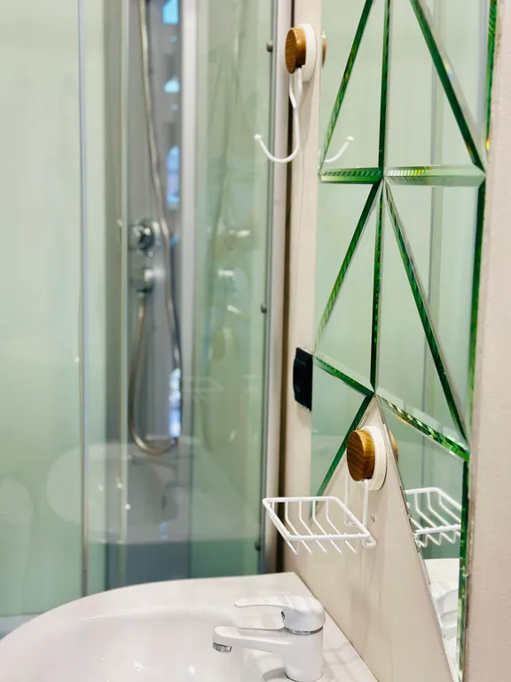 Домик по дороге в горы