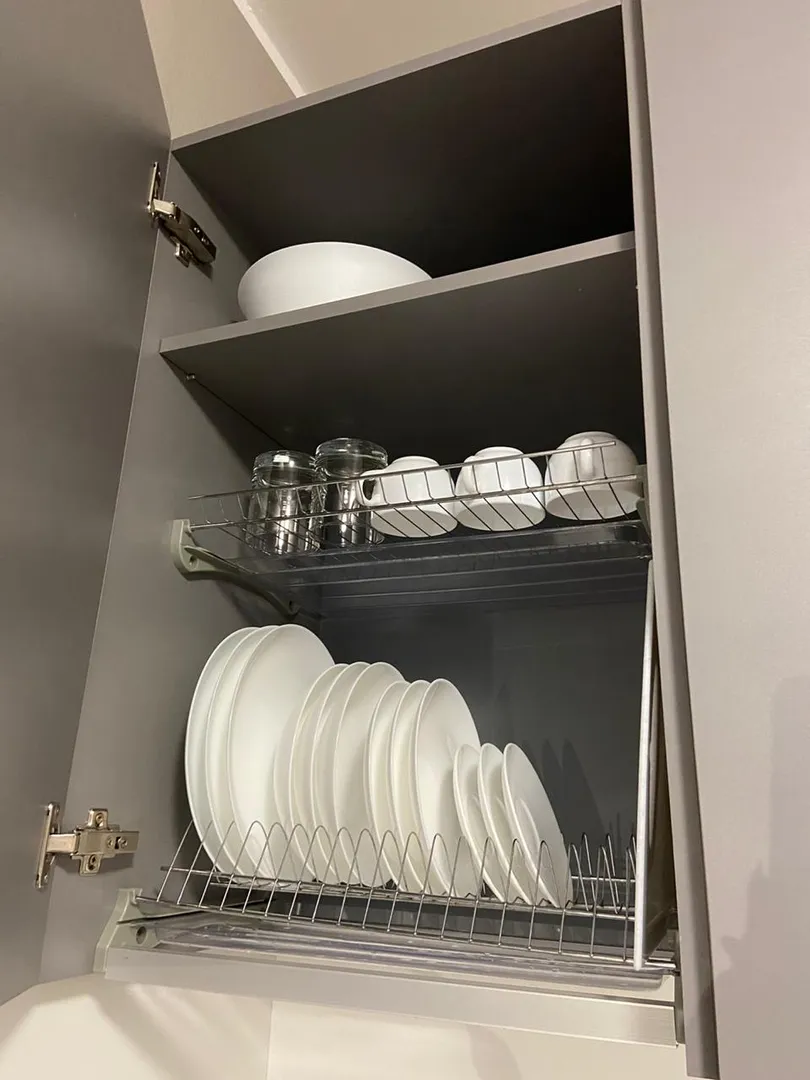 Полный набор посуды для приема пищи и сервировки стола.