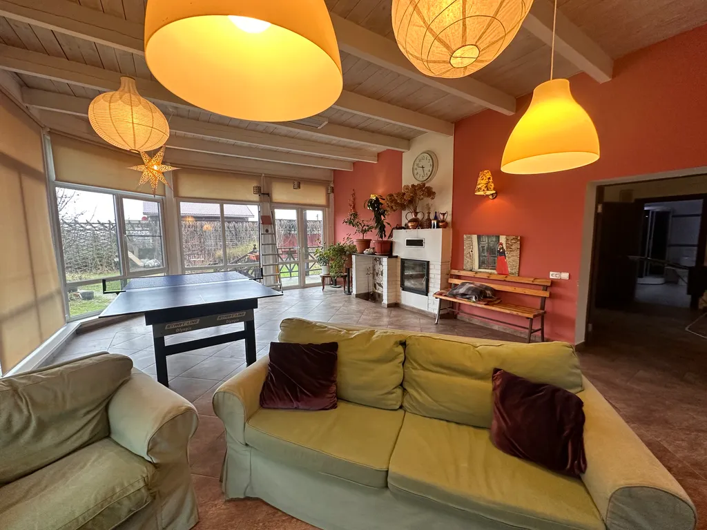 Просторный дом с живописным садом