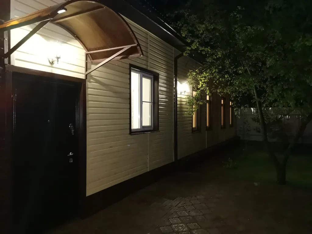 Уютный уголок с небольшой зоной для отдыха и машиноместом