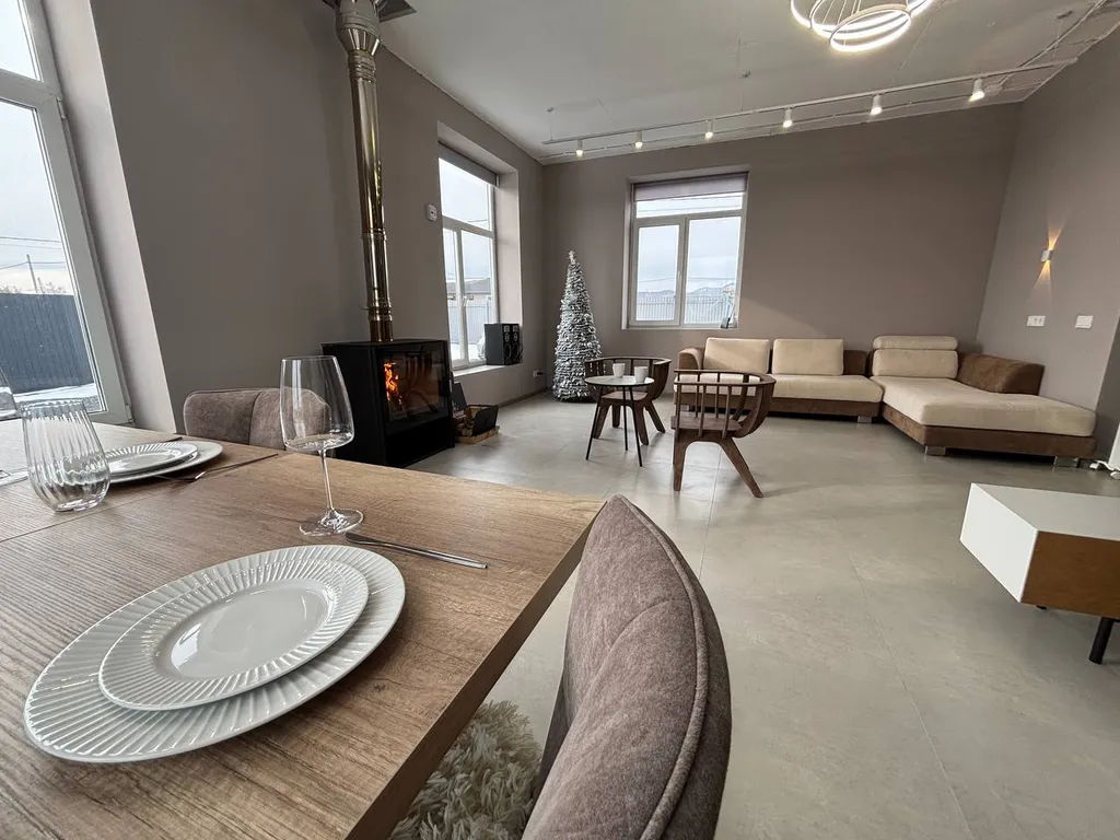 Коттедж Просторный дом с собственной территорией и настоящим камином — аренда посуточно в Артём