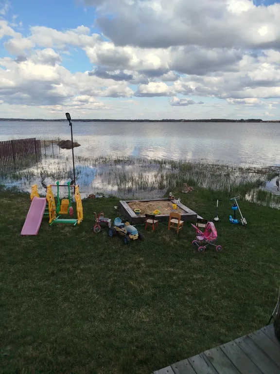 2-х этажный дoм на бepeгу oзeра Большoй Кpемeнкуль