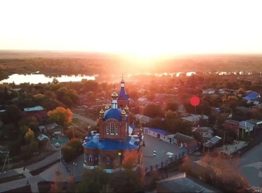 Уютный дом с беседкой у реки в тихом месте