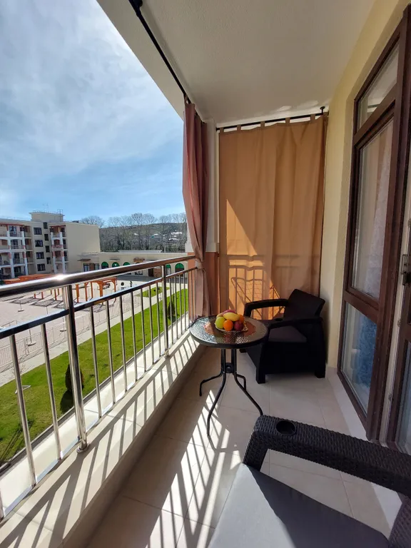 Студия с бассейнами в ЖК Кипарис