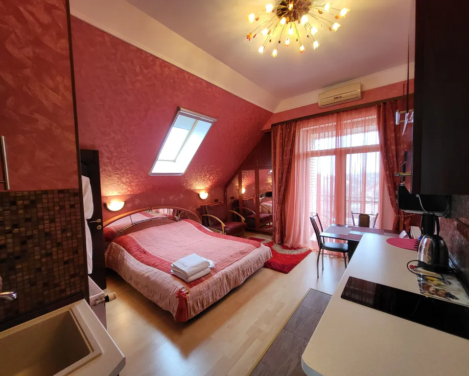 Шикарный трехкомнатный апартамент с кухней и балконом