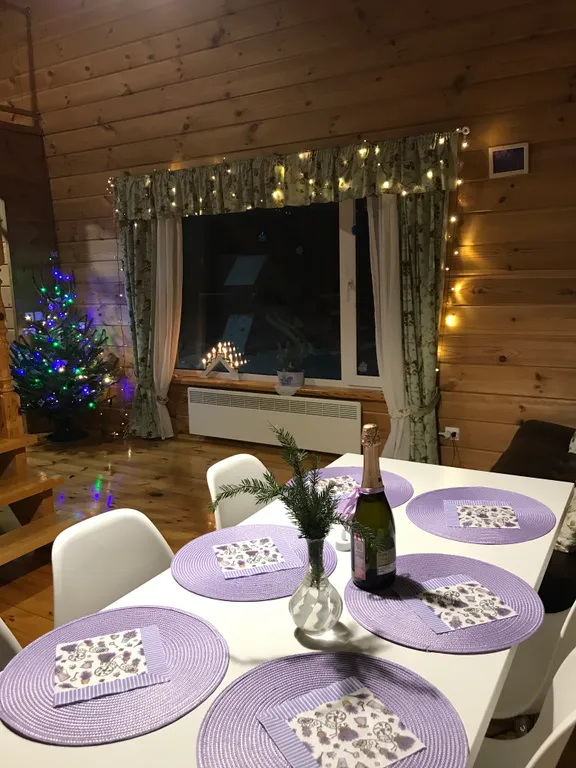 Уютный дом на берегу реки у водопада