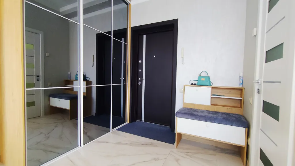 Красивый и современный апартамент со спальней