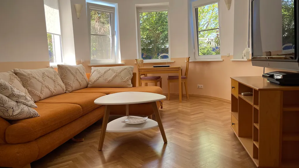 Дом и море через дорогу