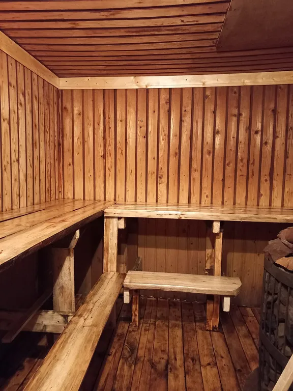 Домик стилизованный под Охотник на природной локации