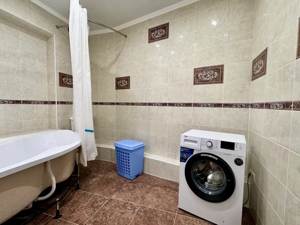 3-этажный дом с садом недалеко от моря