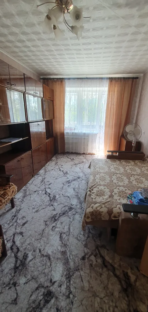 Комната. Два спальных места, шкаф, стенка, стол, кресло