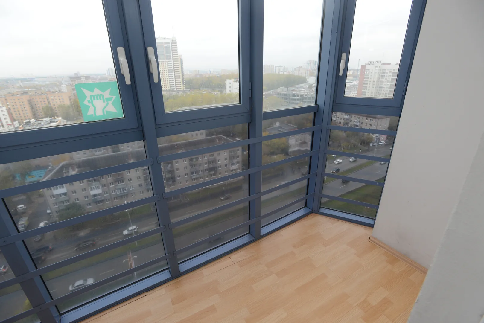 Чистый балкон с панорамным остеклением и отличным видом