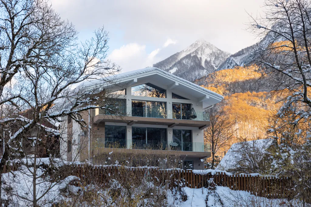 Просторная квартира с живым камином и видом на горы