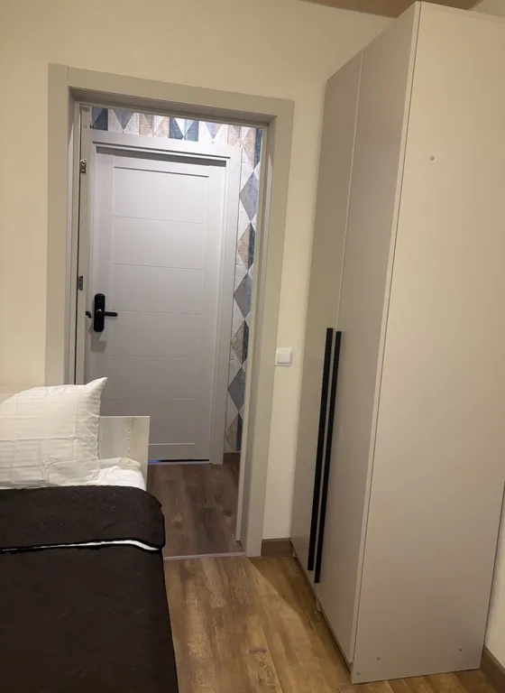 Комната в квартире с двумя односпальными кроватями