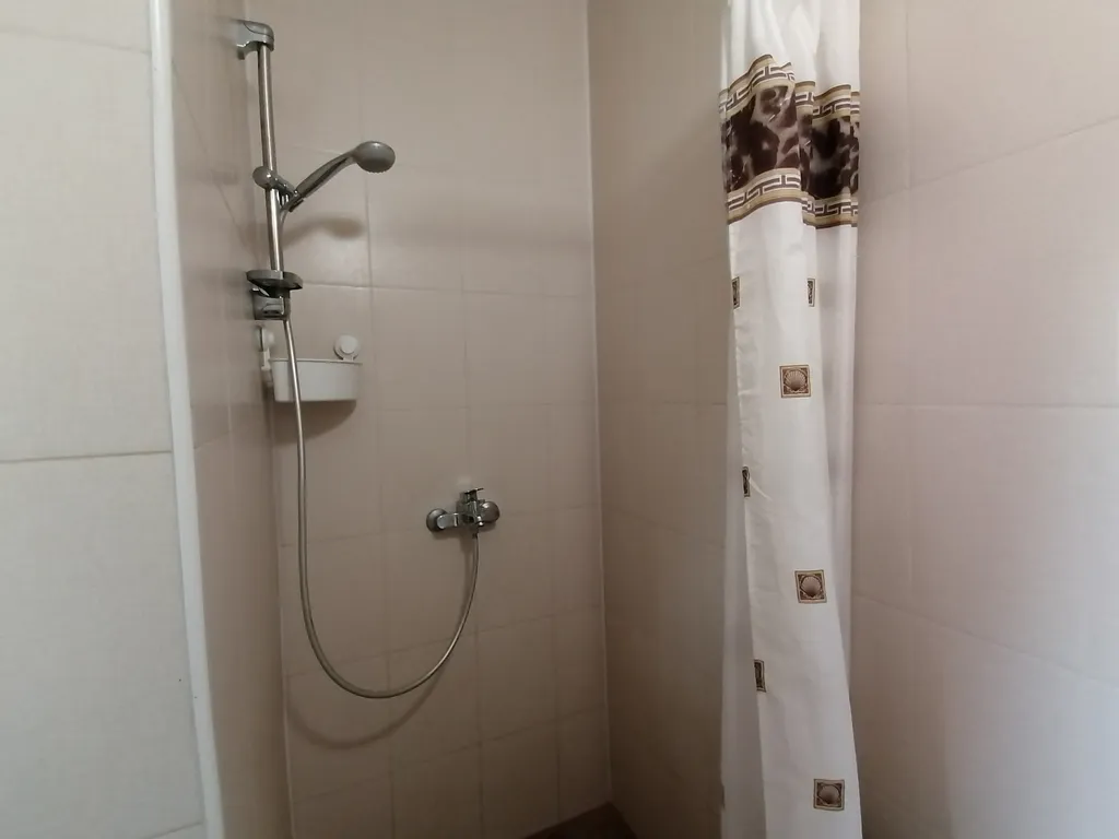 Двухкомнатный вместительный дом со двором