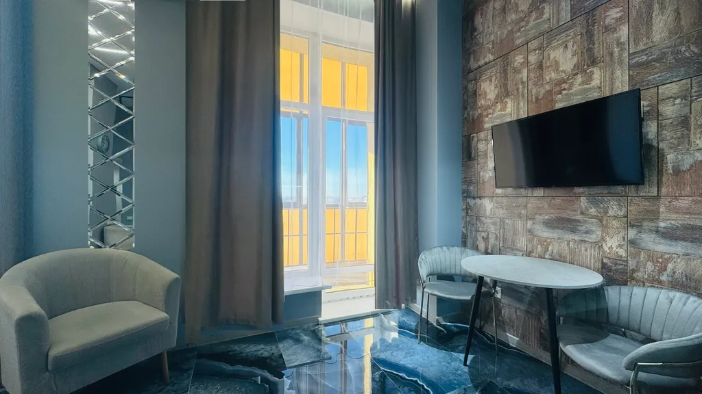 Студия скай класса в стиле модерн с панорамным видом на город