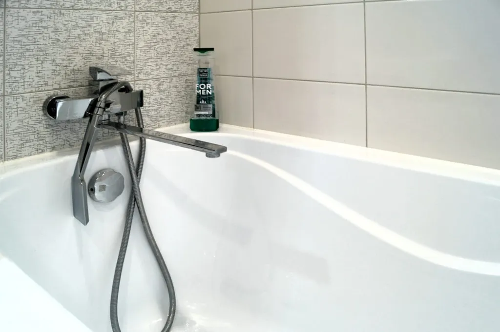 Уютная квартира в стиле лофт с комфортной кроватью и угловым диваном