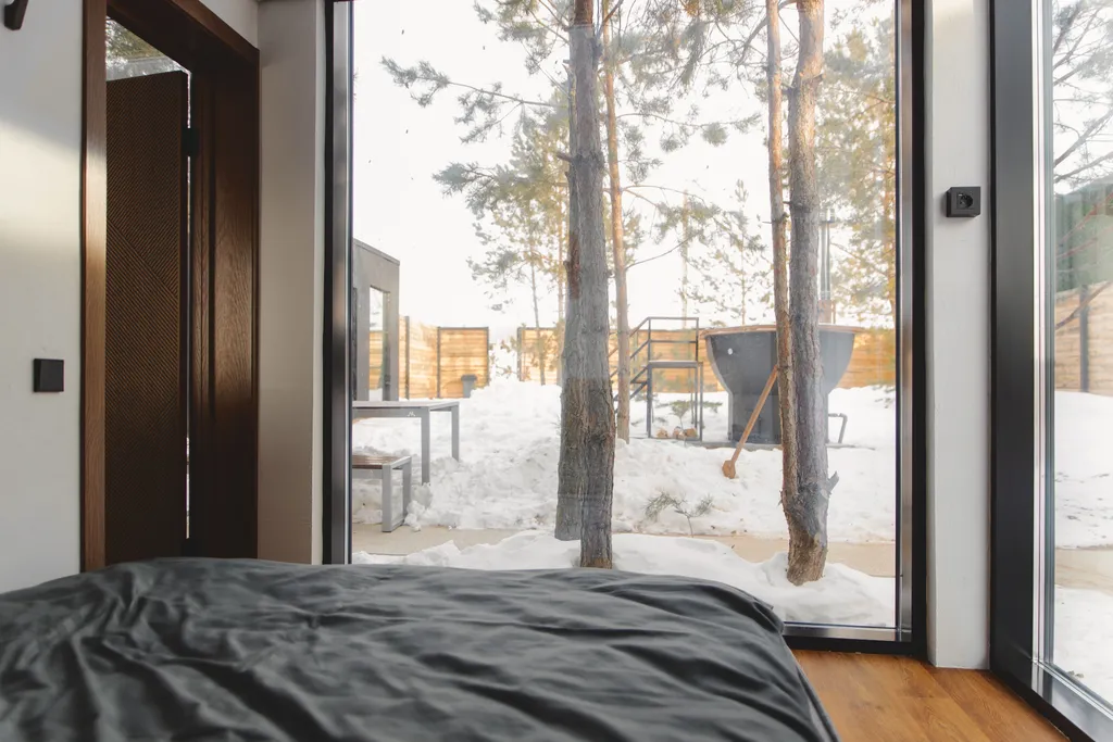 Современный дизайнерский дом с панорамным остеклением и видом на горы