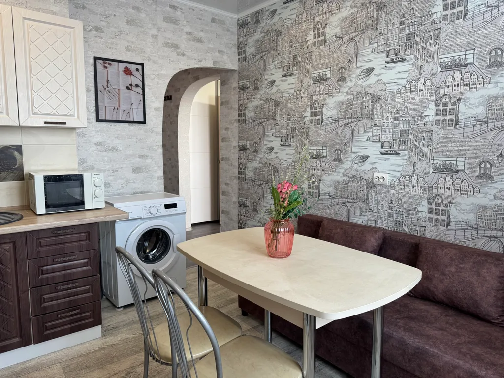 Квартира с уютным балконом и большой кроватью