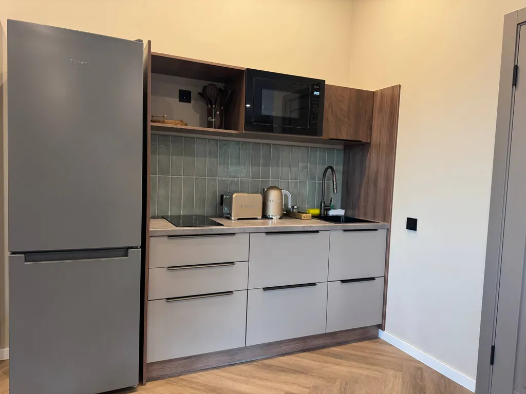 Дом проживание на вершине горы с видом на озеро, горы и лес