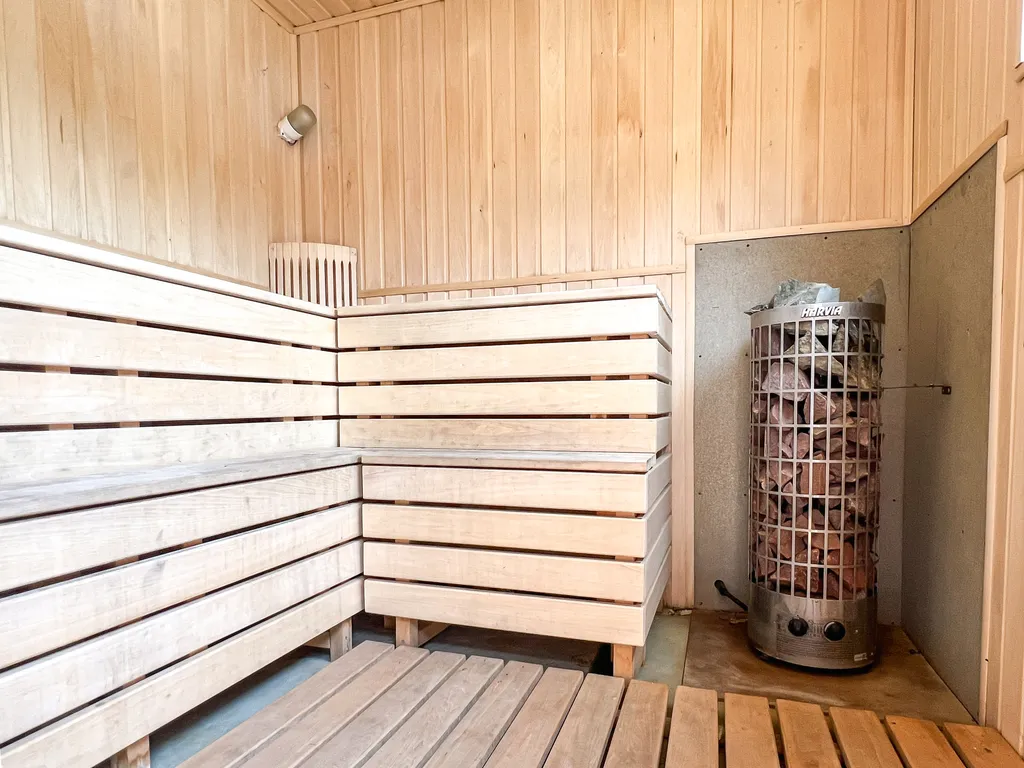 Новый современный дом с теплым бассейном и сауной