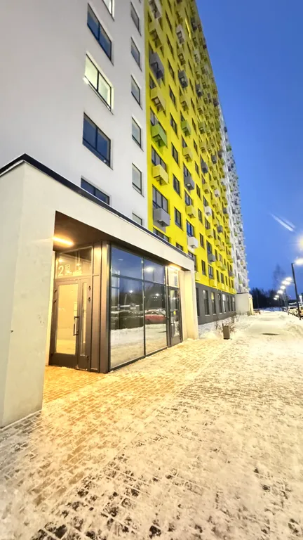 Евродвушка с высокими потолками и большими окнами, 2 кровати