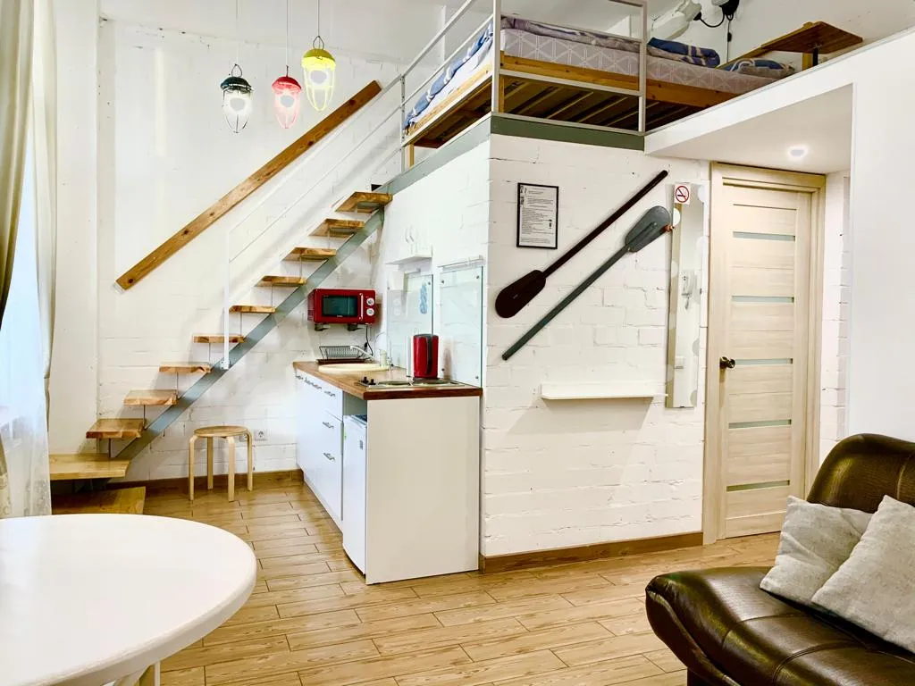 Двухуровневый дизайнерский лофт на берегу озера