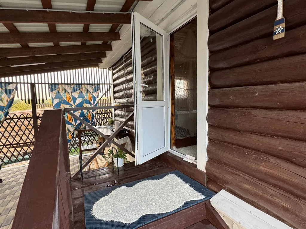 Дом деревянный и кусочек леса под окном