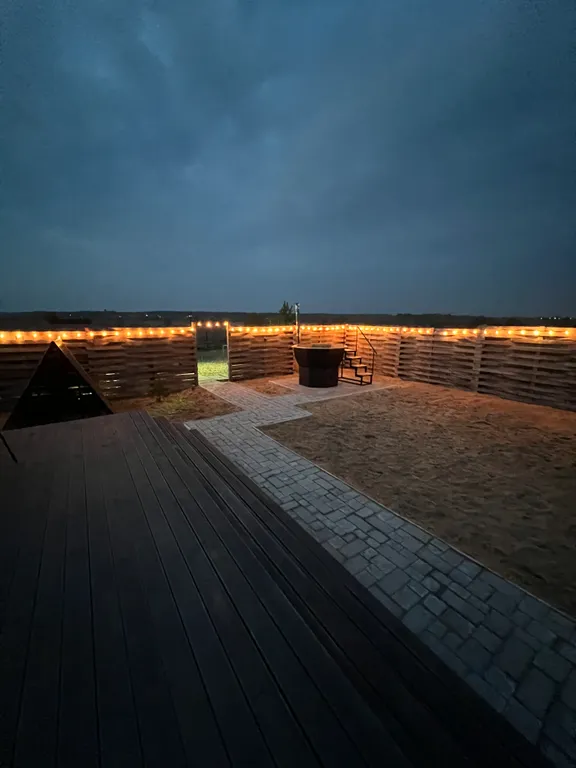 Уютный домик на берегу реки с горячим чаном