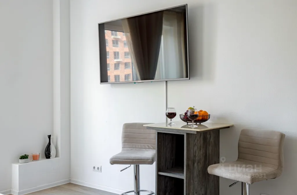 Стильная студия с балконом у метро