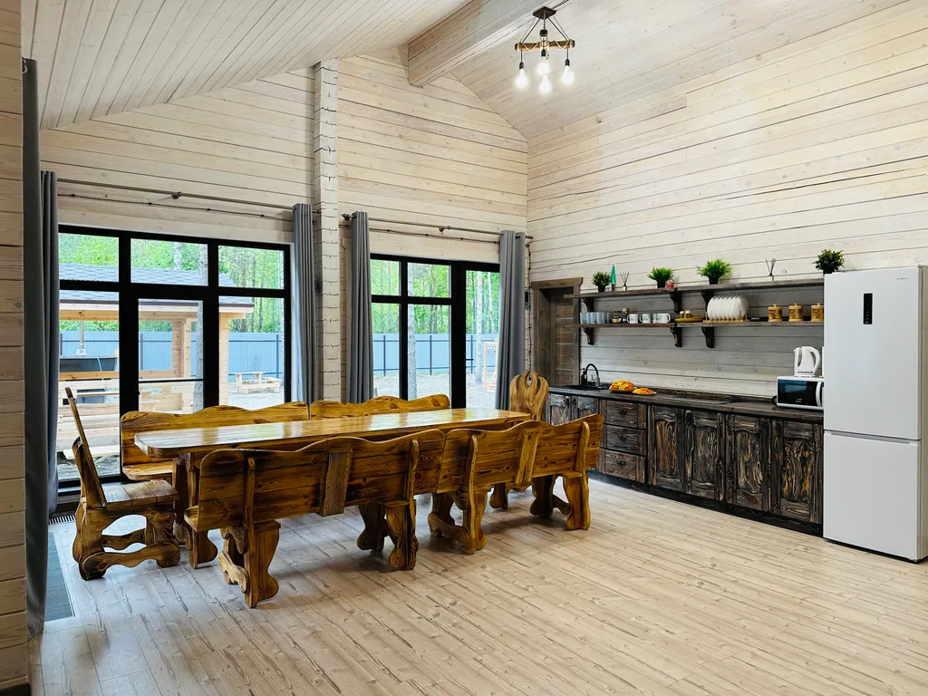 Дом и баня на дровах в сосновом лесу