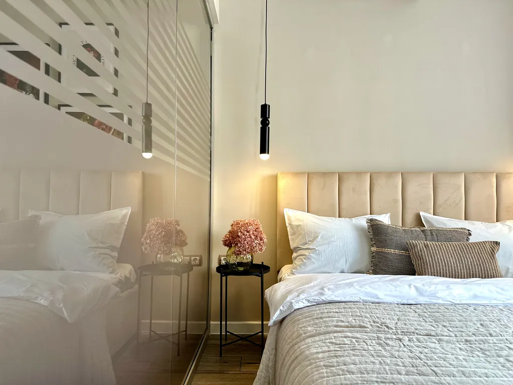 Яркая студия моно с видом на Коктобе в центре Алматы