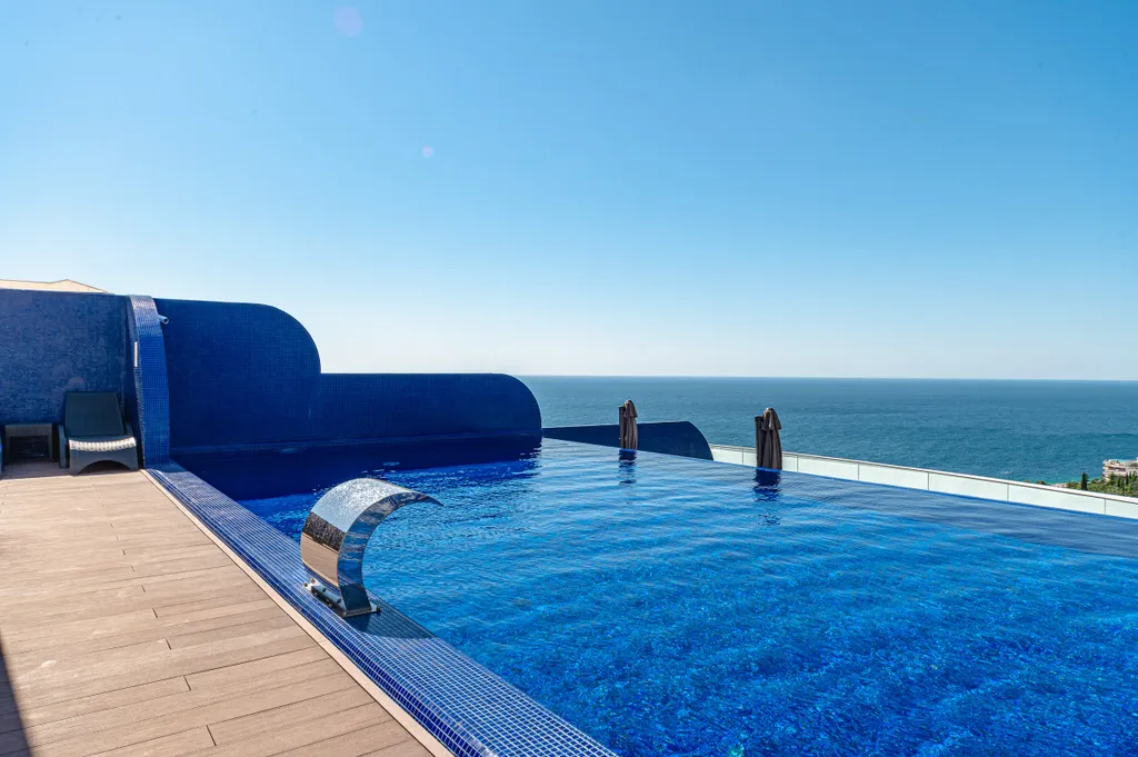 Трёхкомнатный апартамент с видом на море